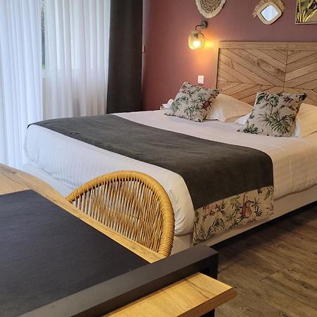 Logis Hotel La Croix Du Sud Le Tour-du-Parc Kültér fotó