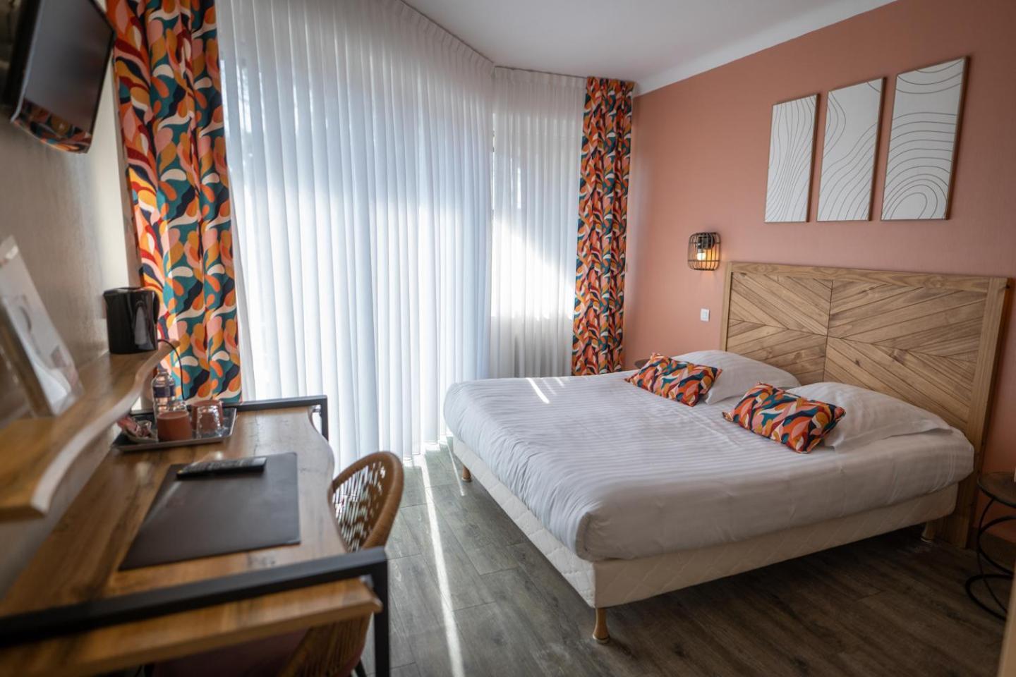 Logis Hotel La Croix Du Sud Le Tour-du-Parc Kültér fotó