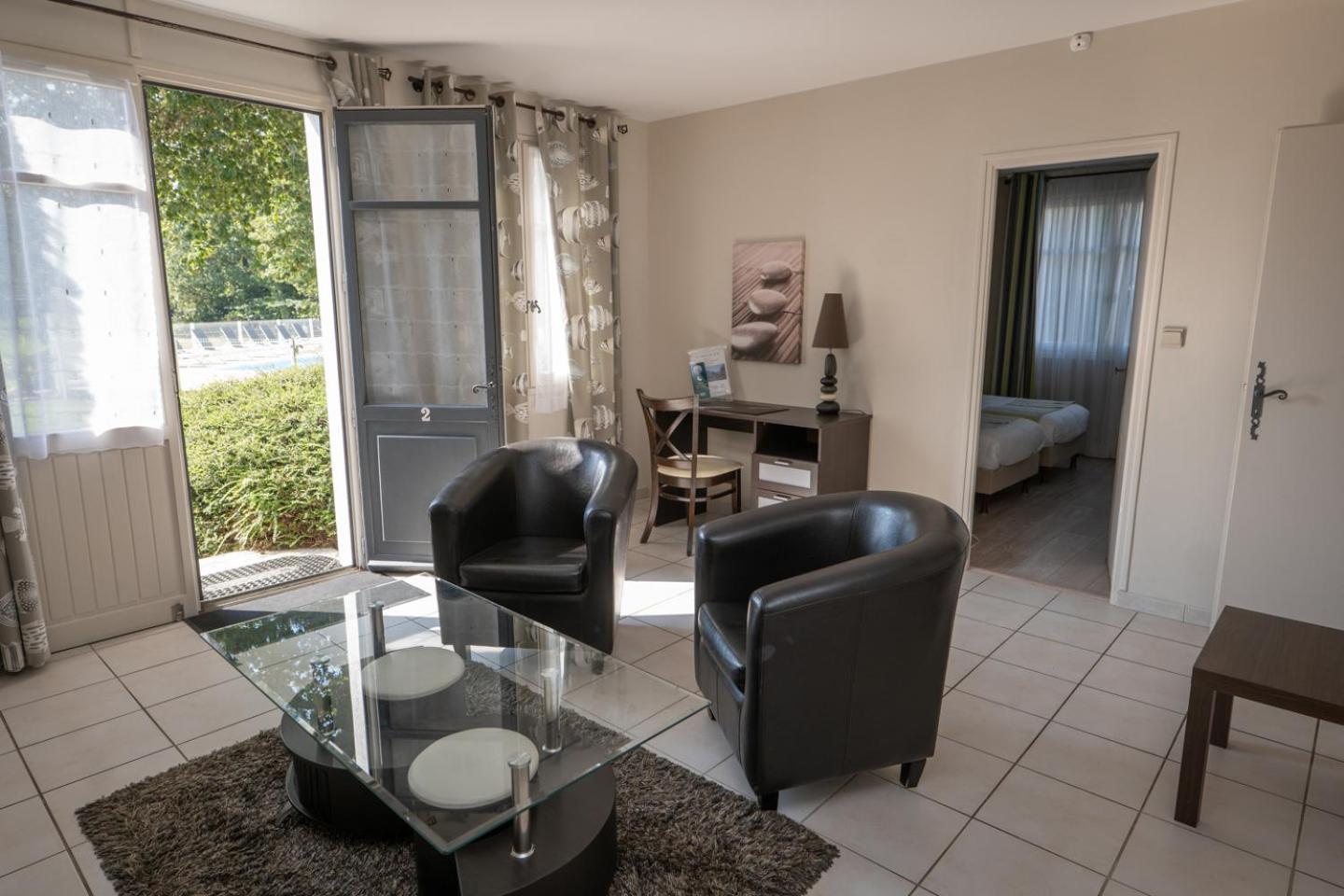 Logis Hotel La Croix Du Sud Le Tour-du-Parc Kültér fotó