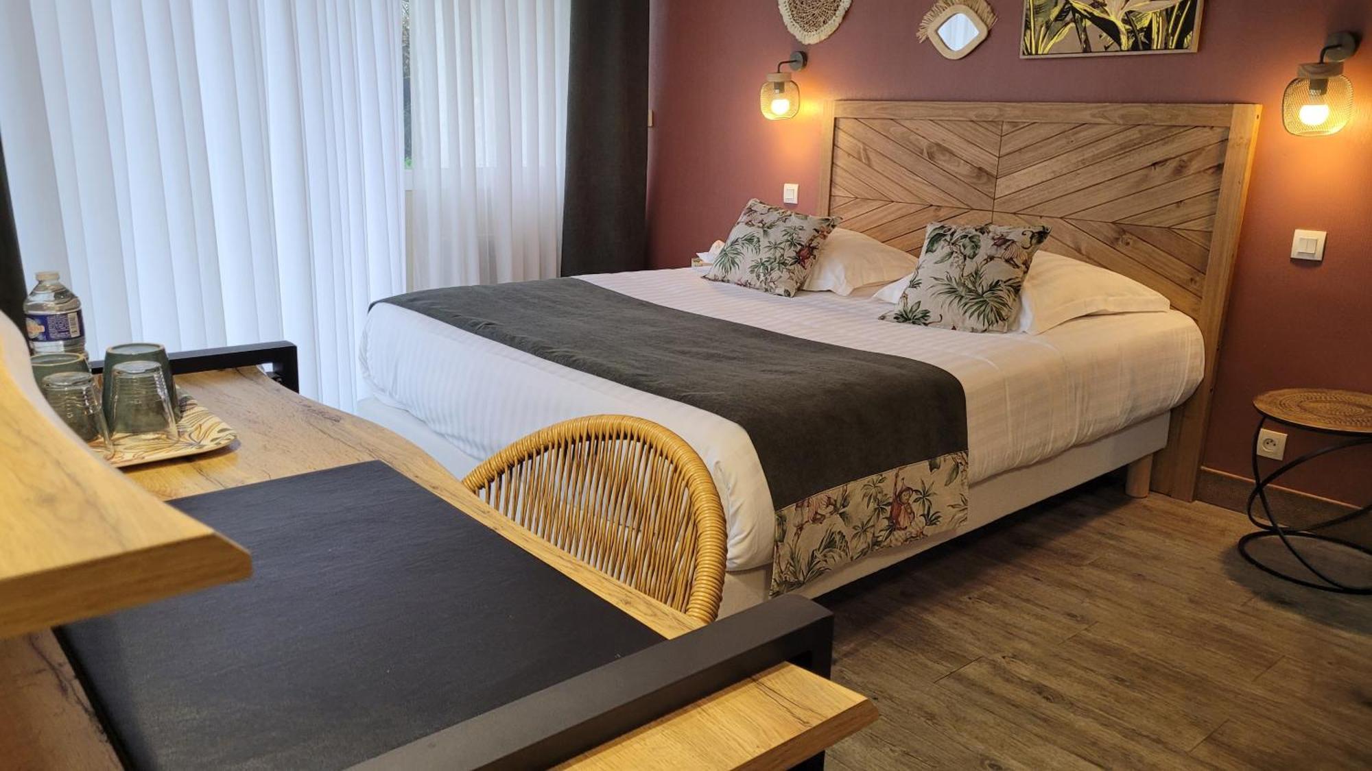 Logis Hotel La Croix Du Sud Le Tour-du-Parc Kültér fotó