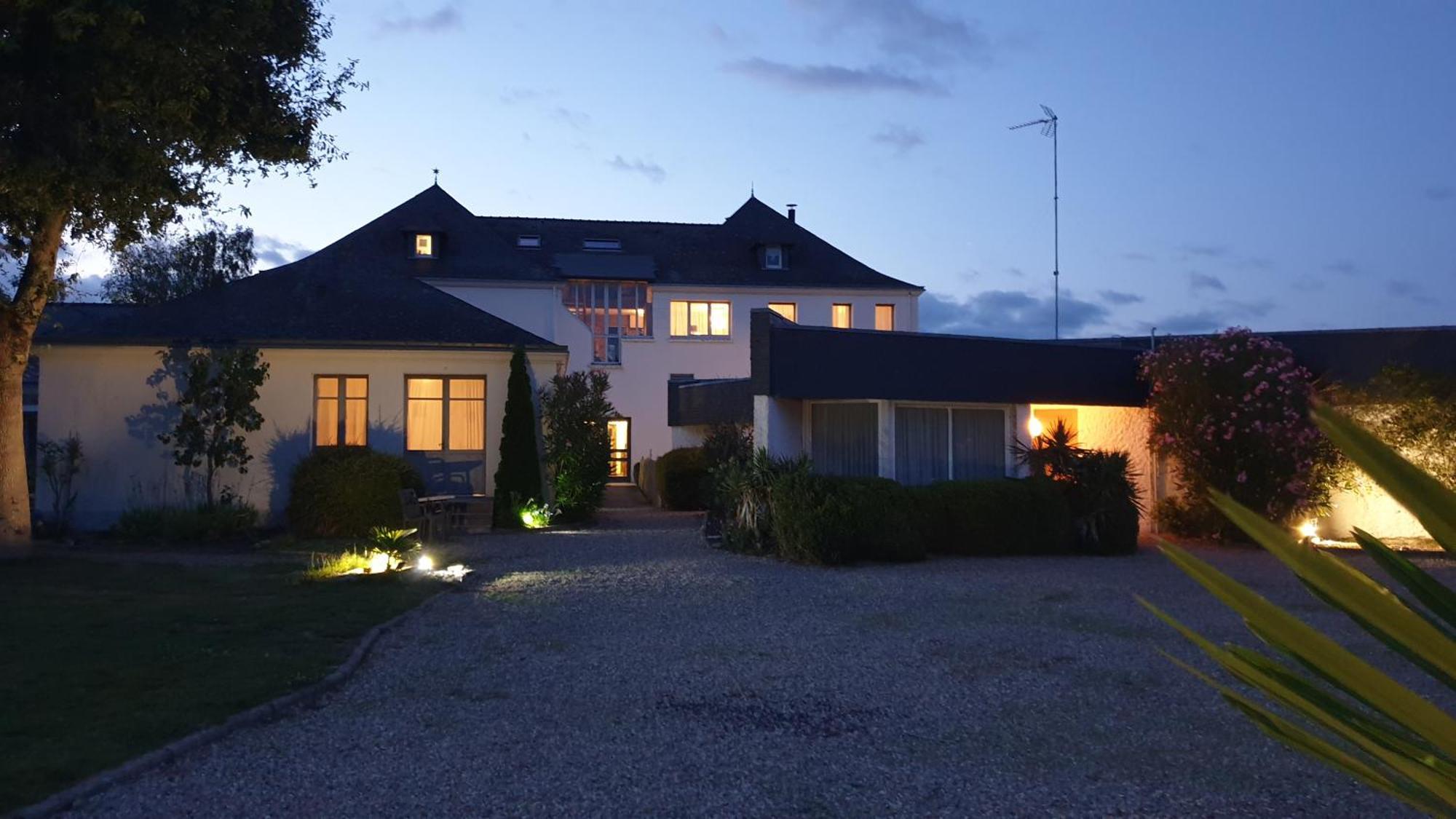 Logis Hotel La Croix Du Sud Le Tour-du-Parc Kültér fotó