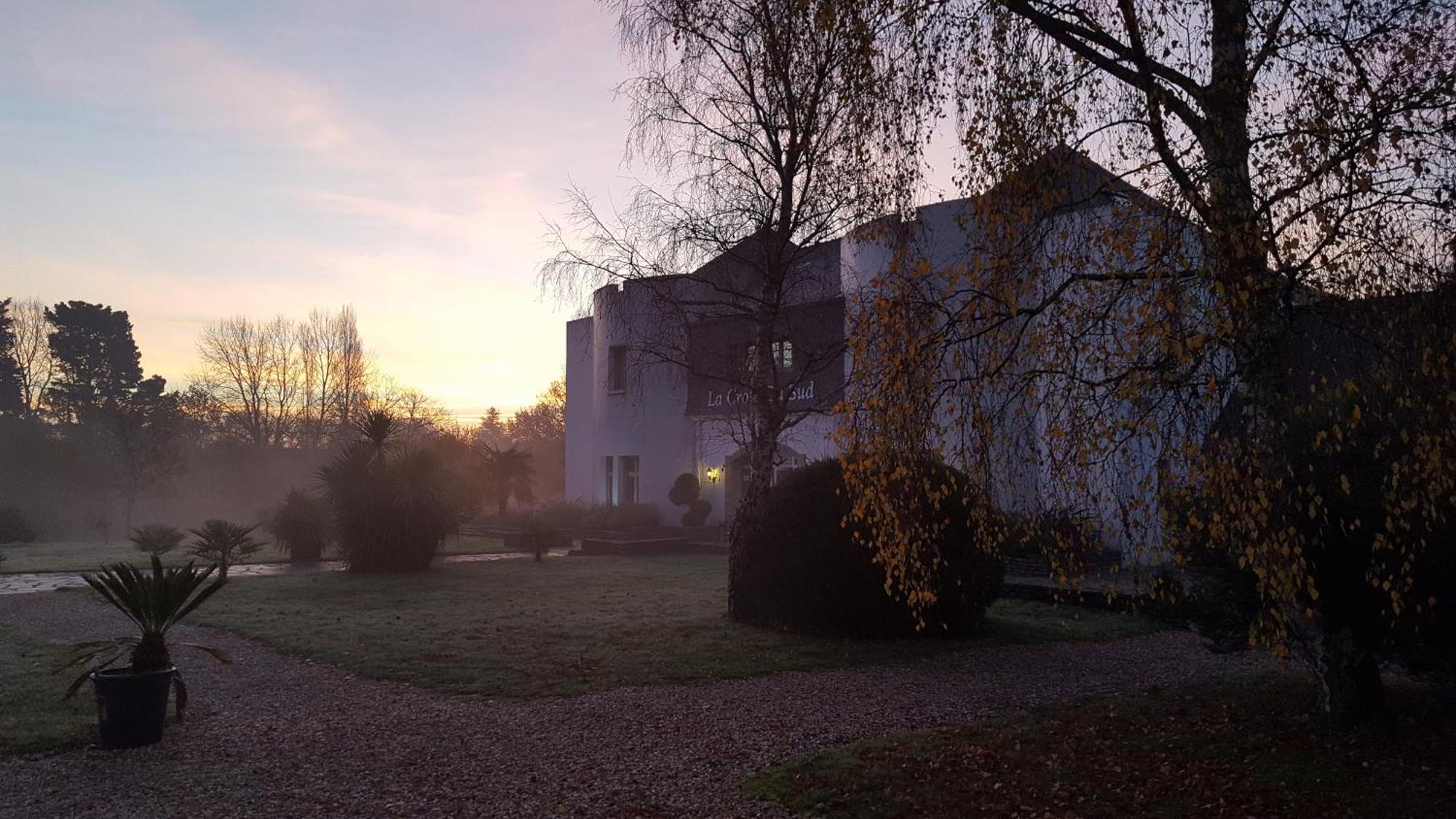 Logis Hotel La Croix Du Sud Le Tour-du-Parc Kültér fotó