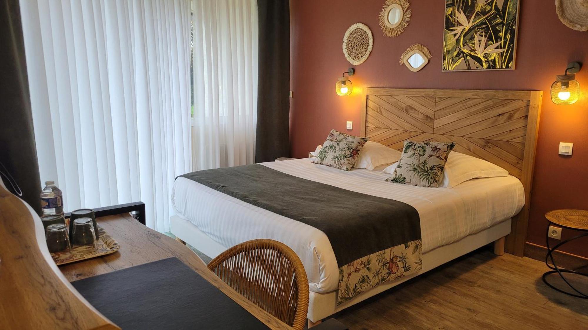 Logis Hotel La Croix Du Sud Le Tour-du-Parc Kültér fotó